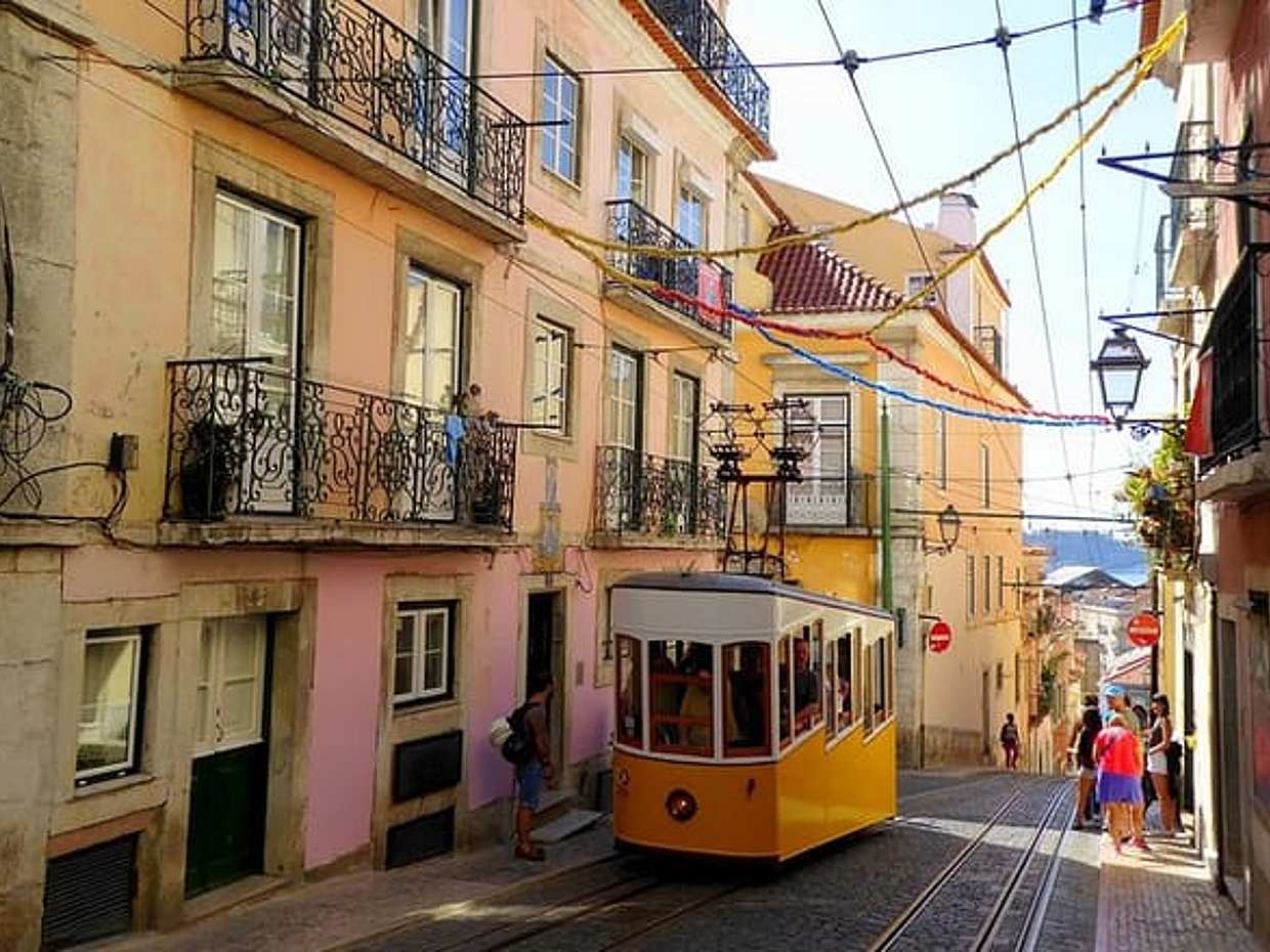 Private Car Transfer from Braga to Lisbon with 2 hours for sightseeing, photo 2