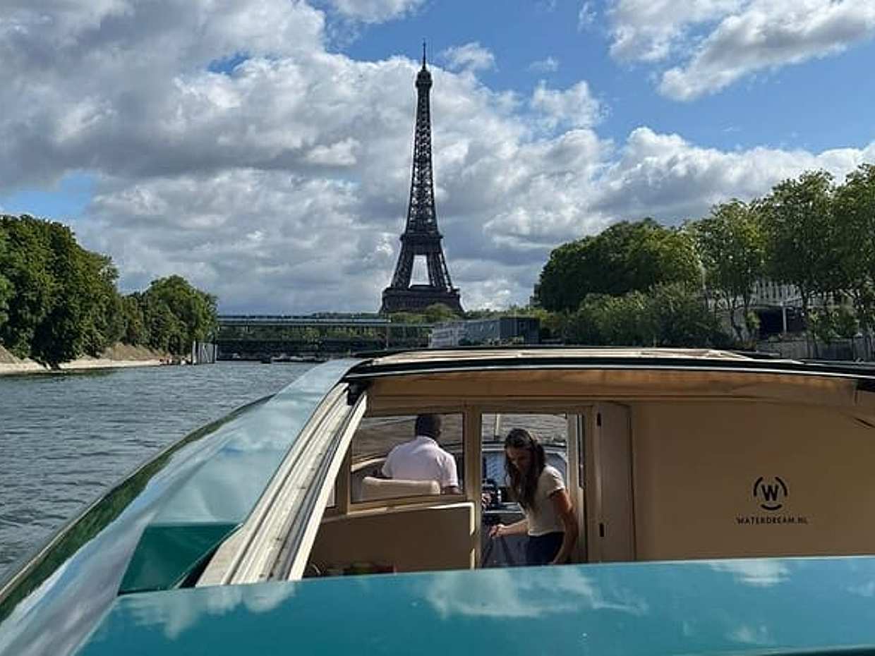 Wine and Cheese Tasting in a VIP Cruise on the Seine in France, Paris, photo 2