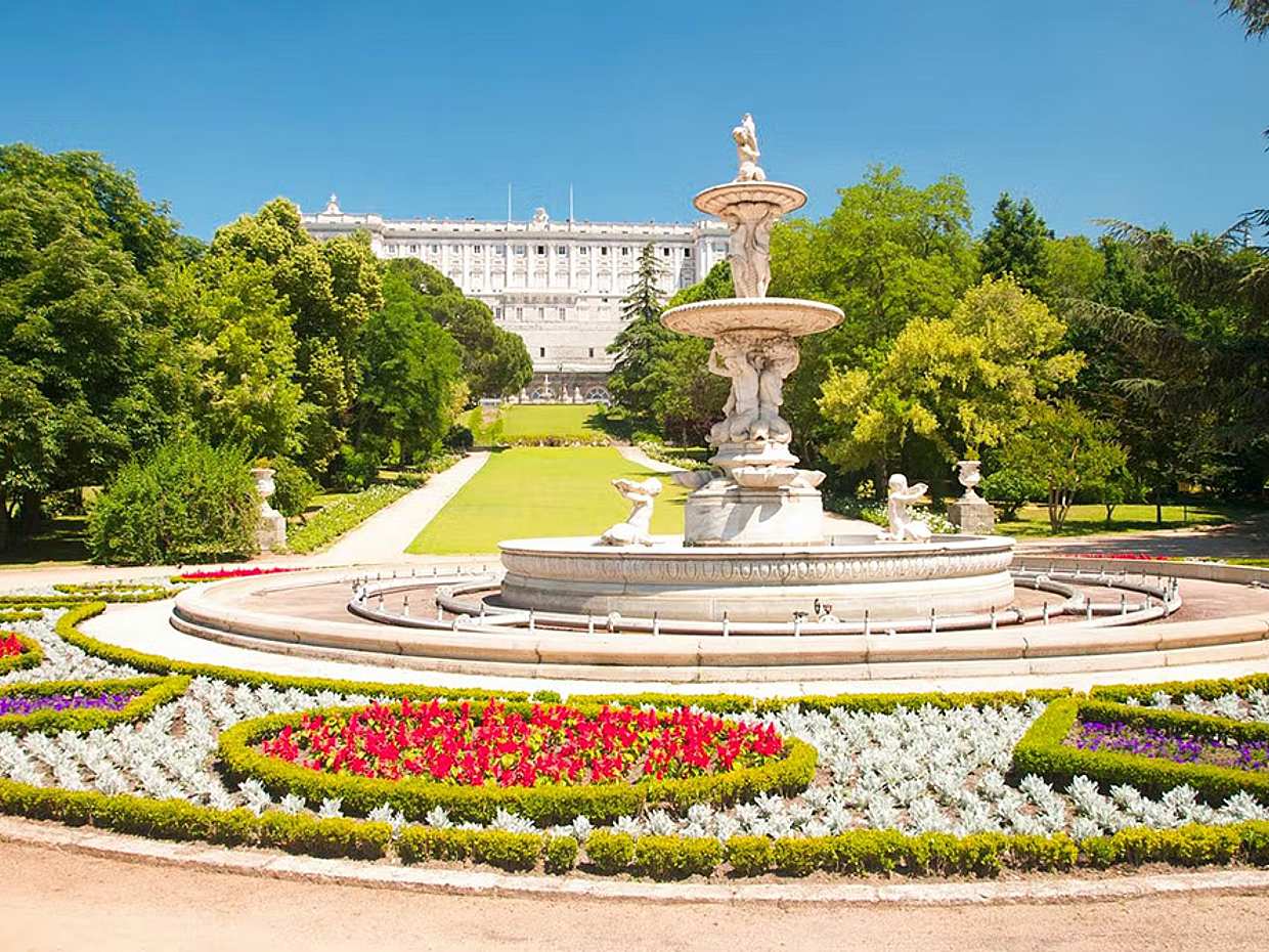 Tarde de Escape: Palácio Real, City Walk & Show de Flamenco em Espanha, Madrid.
