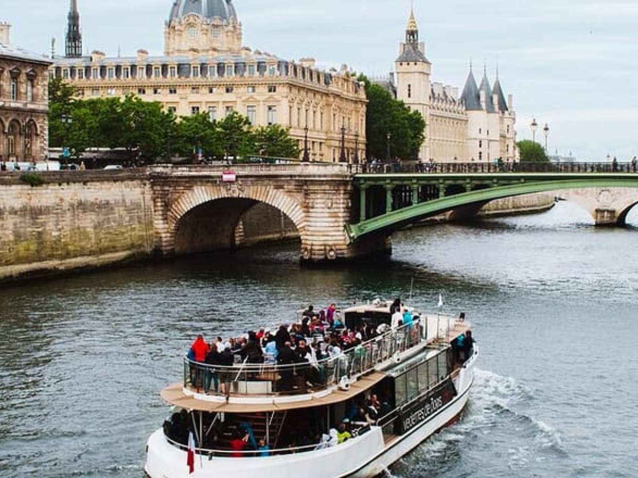 One Hour Seine River Cruise with Recorded Commentary in France, Paris, photo 3