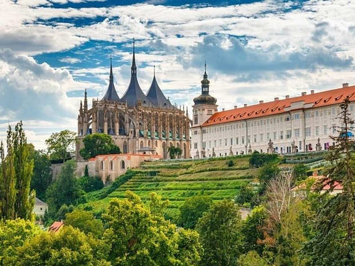 Private transfer from Prague to Budapest with a Sightseeing stop in Kutna Hora