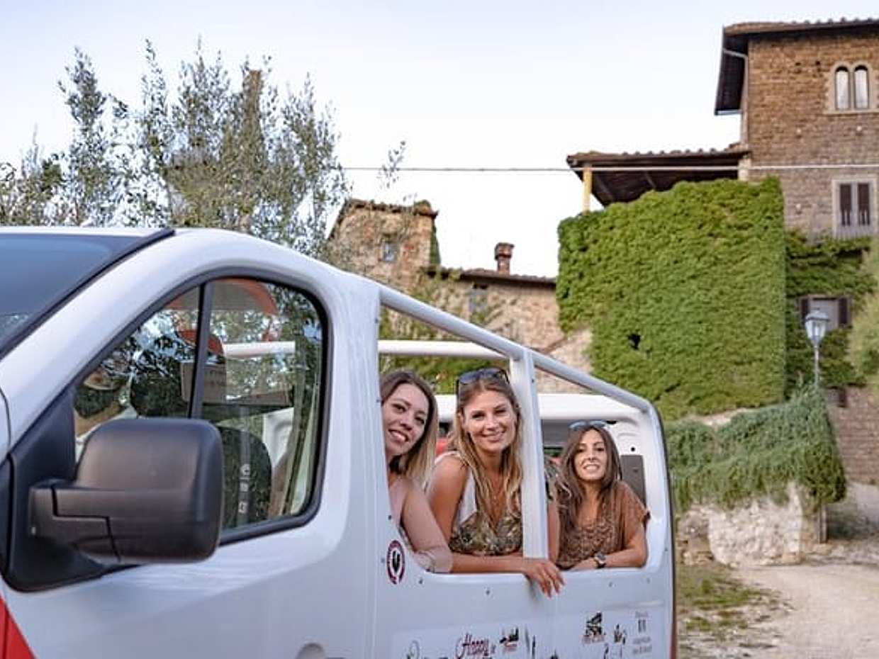 Discover Chianti as in the movie You Me and Tuscany open top van