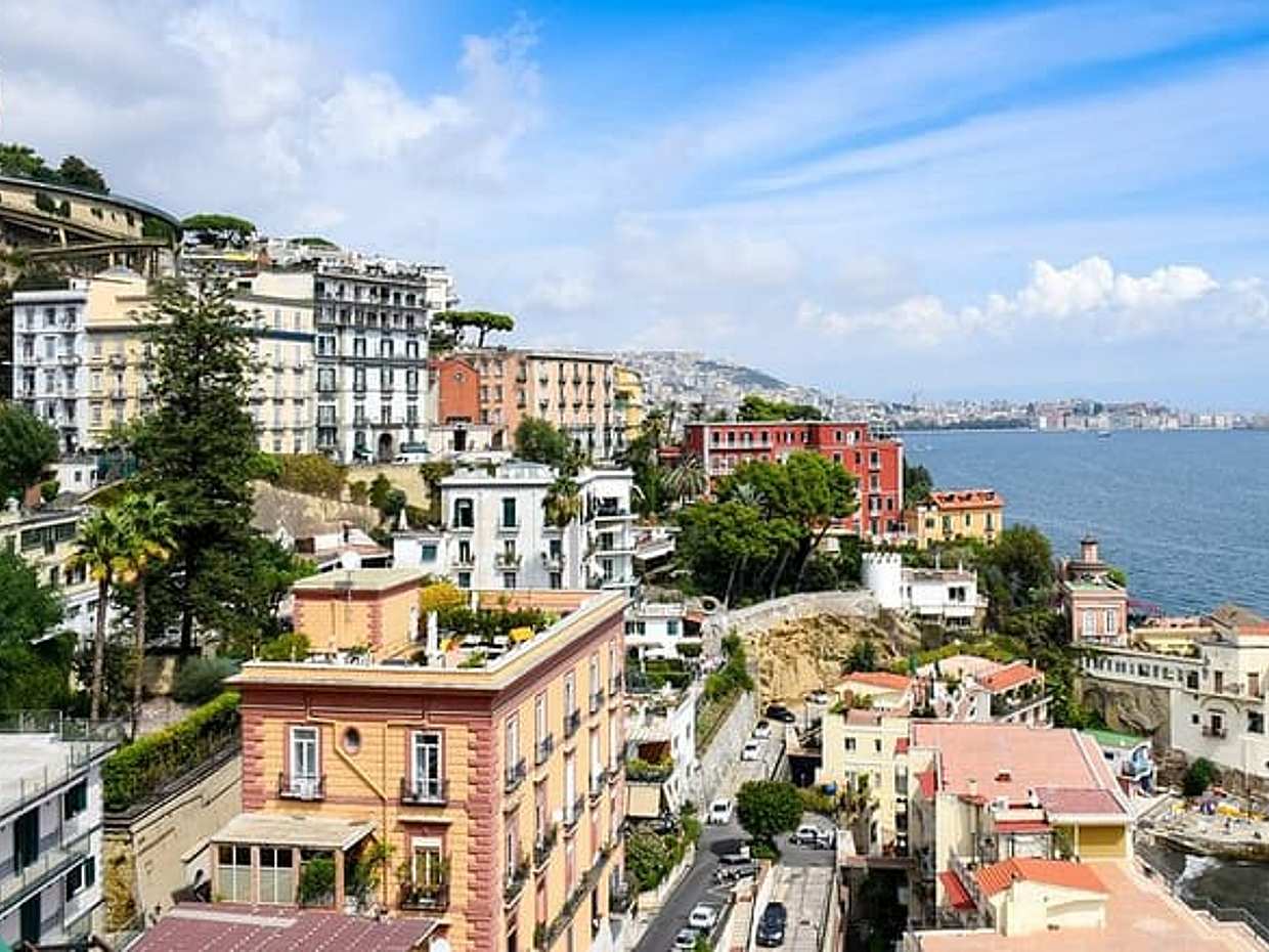 Άμεση και ιδιωτική μεταφορά από το Μπάρι στη Νάπολη στην Ιταλία