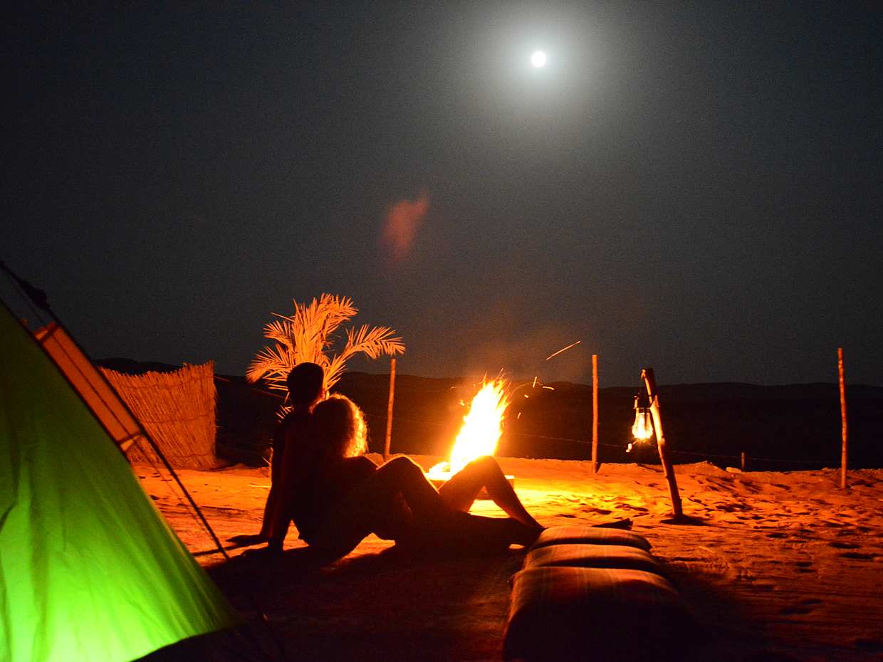 Nocleg na kempingu na pustyni w Bedouin Oasis w namiotach dla par w Ras al Khaimah, Zjednoczone Emiraty Arabskie.
