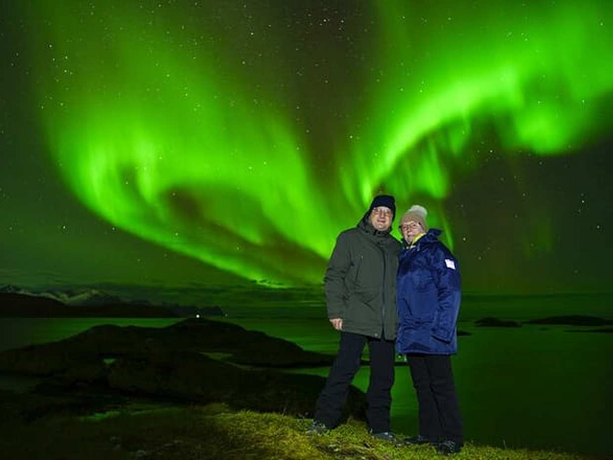Tromsø: Northern Lights Minibus Tour with Expert Guides, photo 3