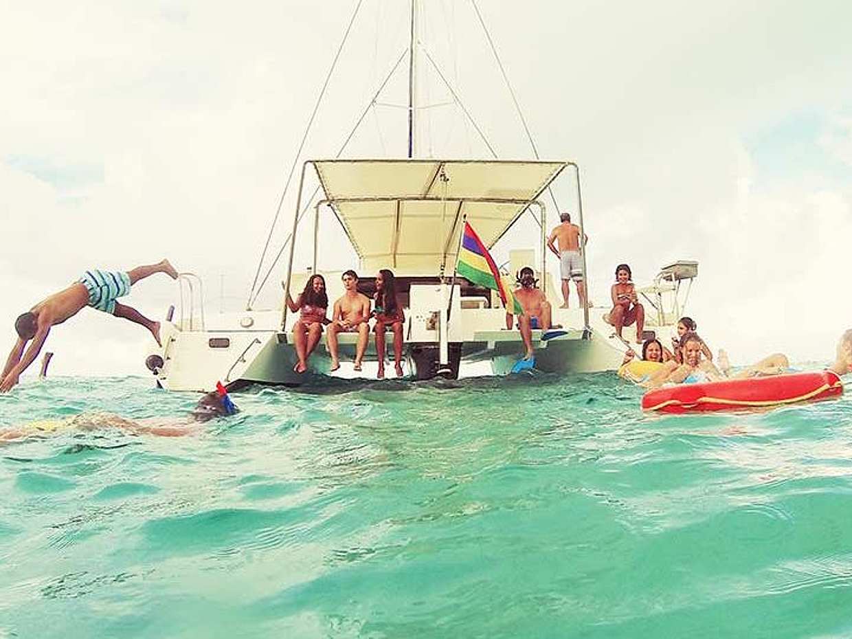 Full Day Catamaran Trip: Dolphin Encounter in the South West + Visit Benitiers Island, Mauritius, photo 5