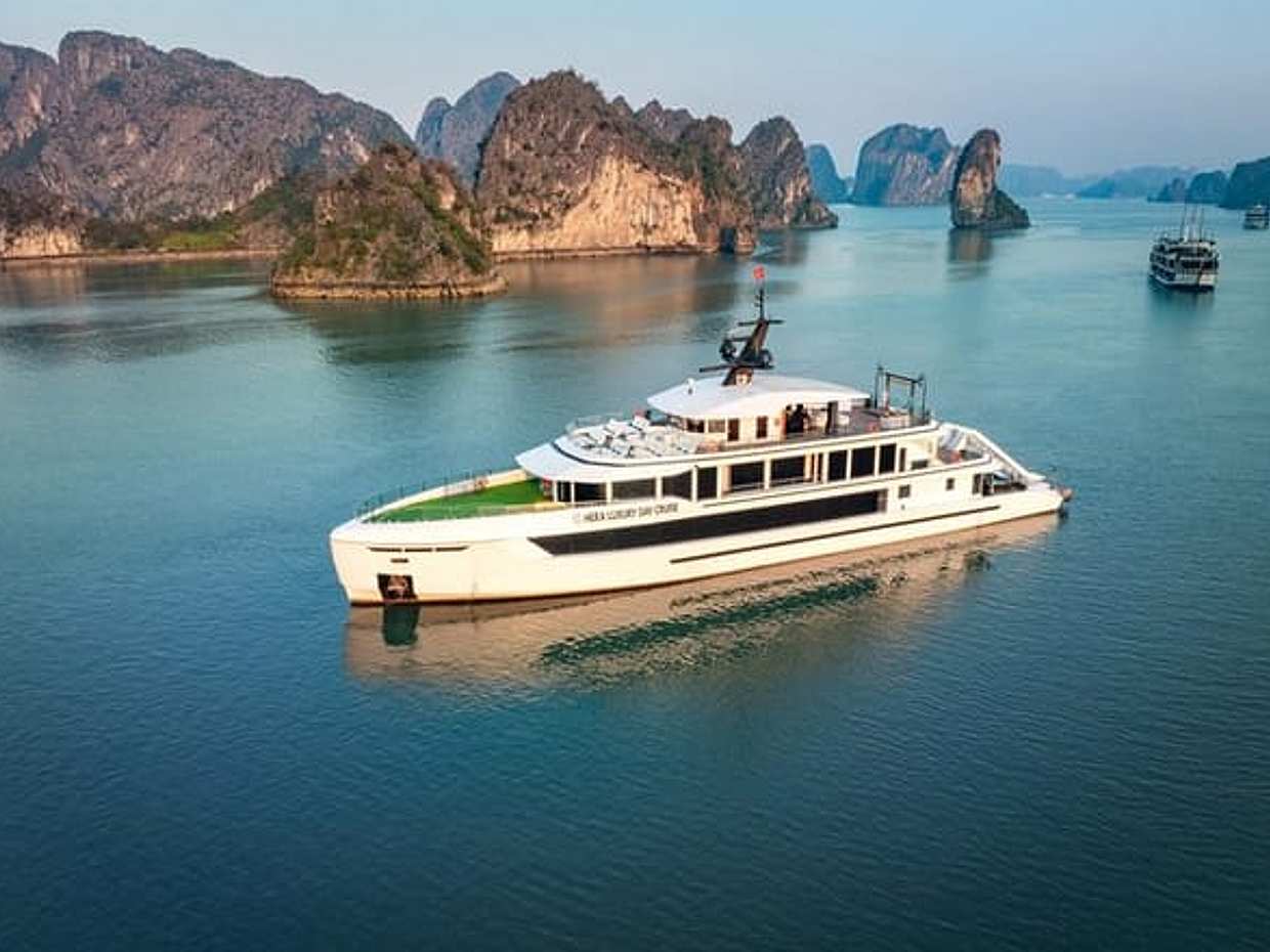 HERA Luxury Day Cruise Halong Bay & Lan Ha Bay From The Harbour, Vietnam