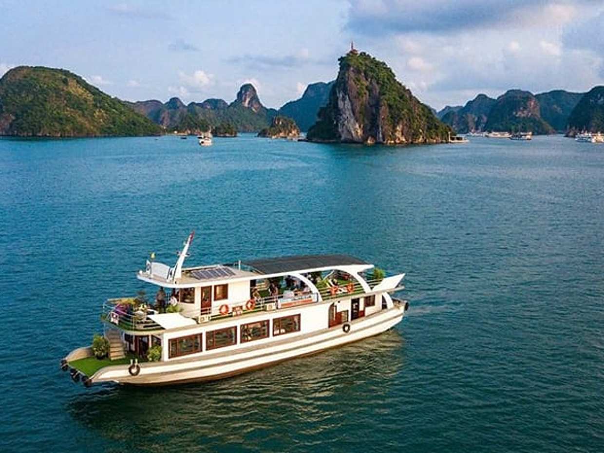 Full-Day Halong Bay Islands and Cave Tour by Transfer Expressway, photo 2