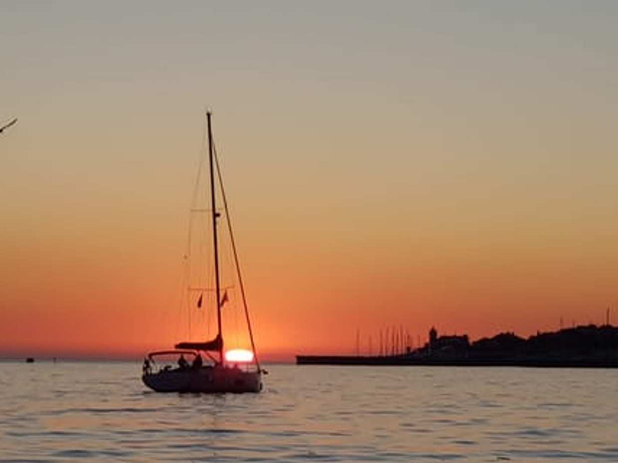 "Cascais Luxus Sonnenuntergang Private 2-stündige Kreuzfahrt mit einem Begrüßungsgetränk in Portugal"