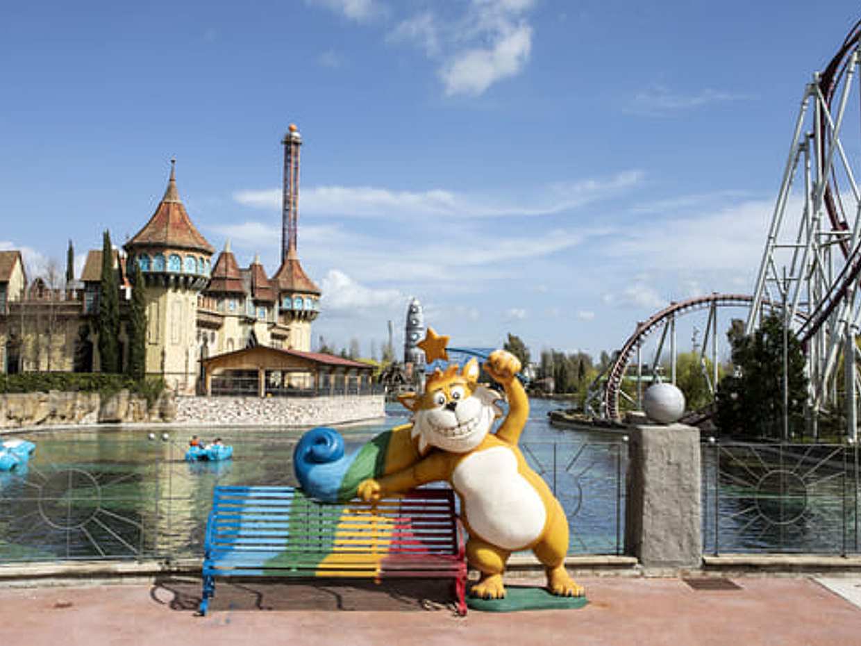 Entrance to the MagicLand Amusement Park, photo 3