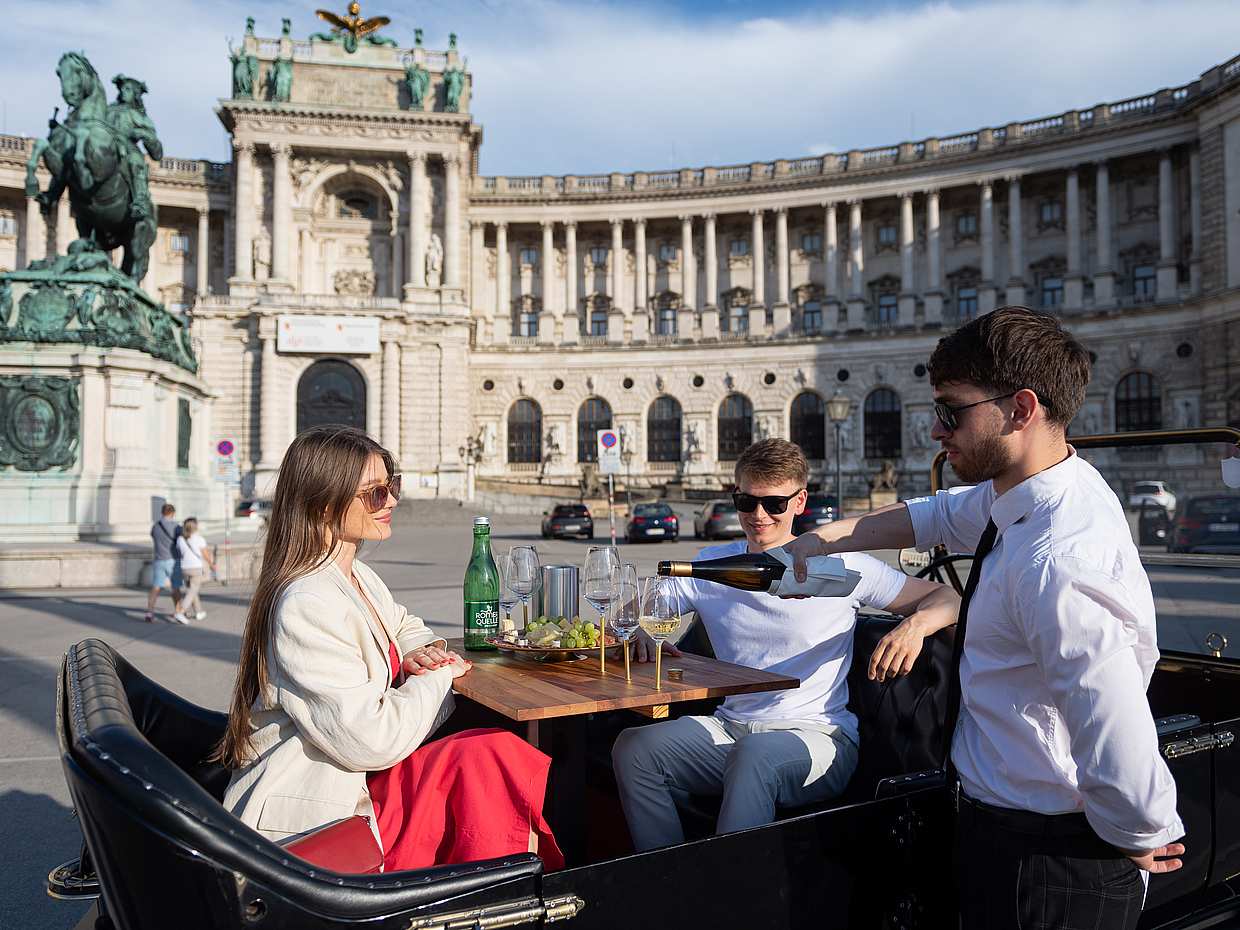 Wien Tour en gastronomisch diner in een klassieke oldtimer in Oostenrijk, photo 2
