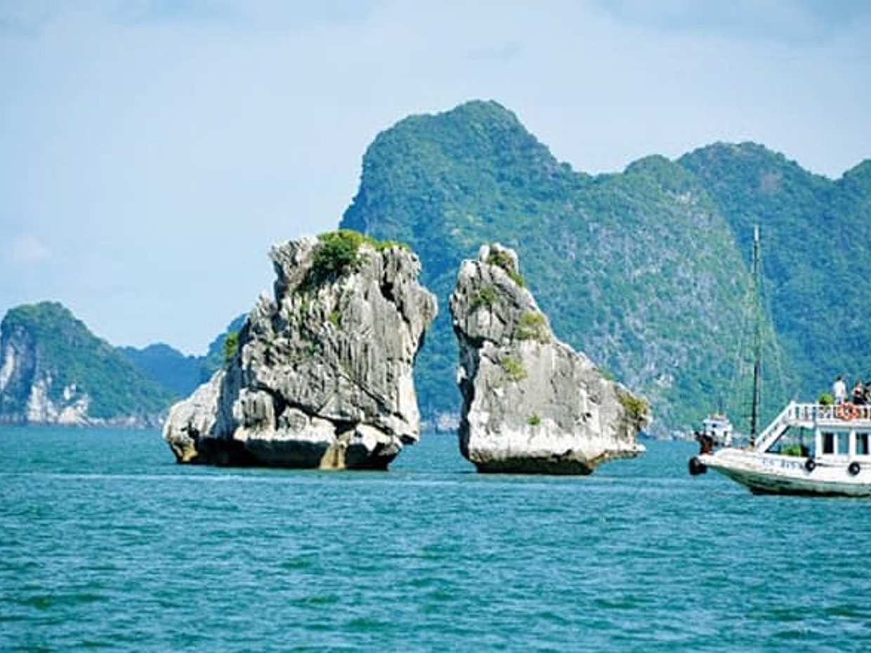 Private 4-Hour Boutique Cruise Through Stunning Halong Bay
