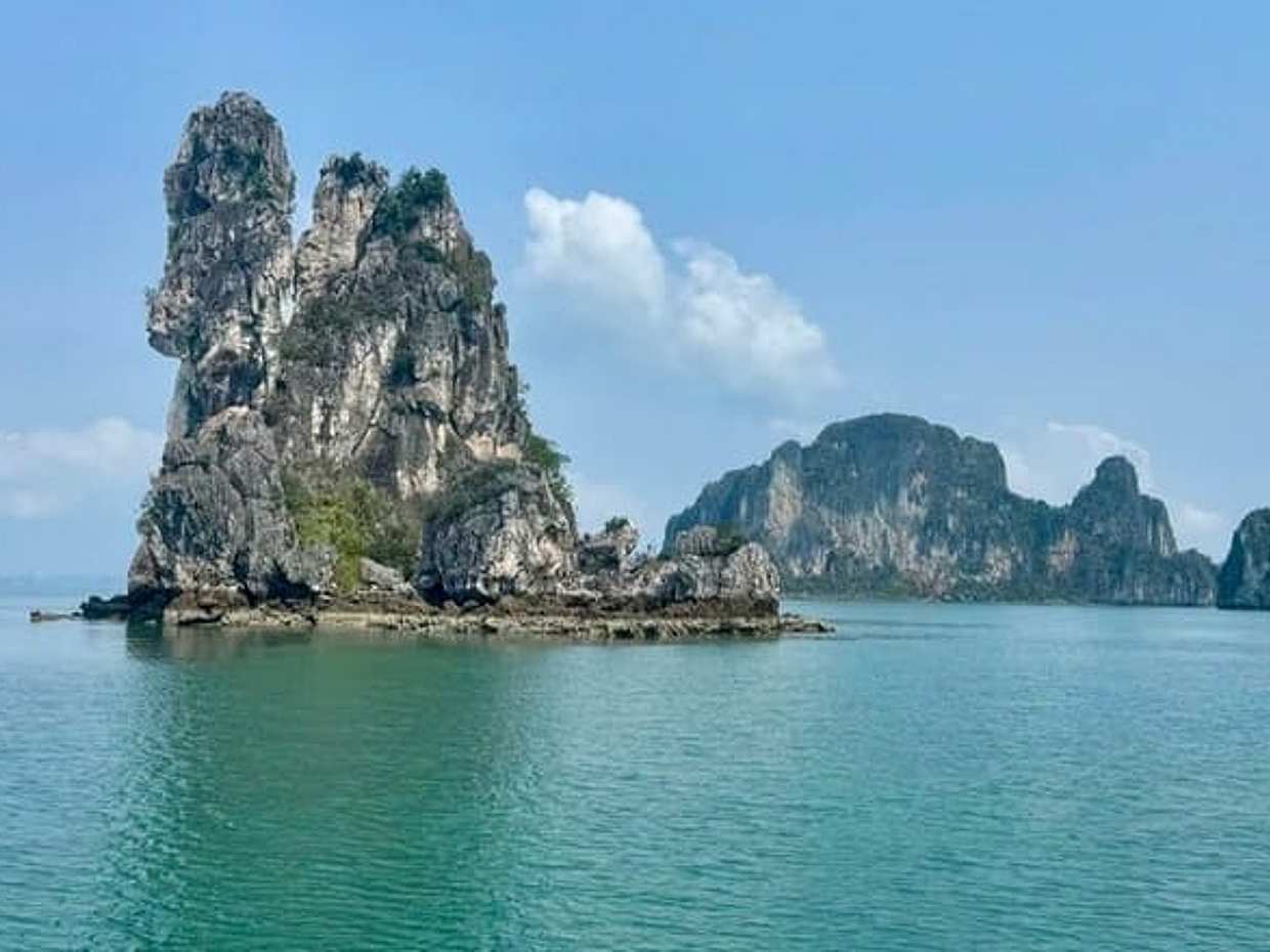 Hanoi: Bai Tu Long Bay Escape the Crowds on Scenic Day Cruise, photo 4