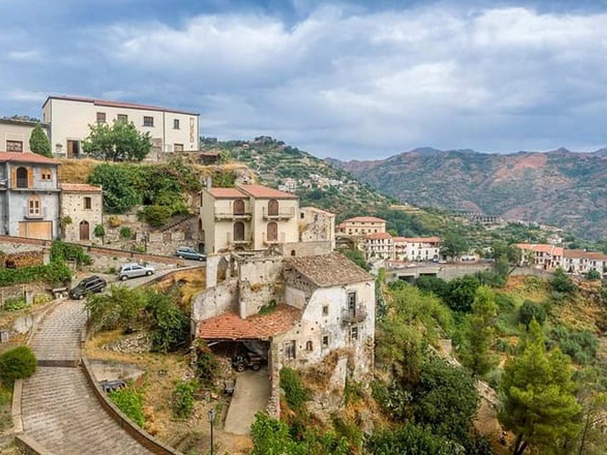 Following the trail of the Godfather from Messina port: private tour