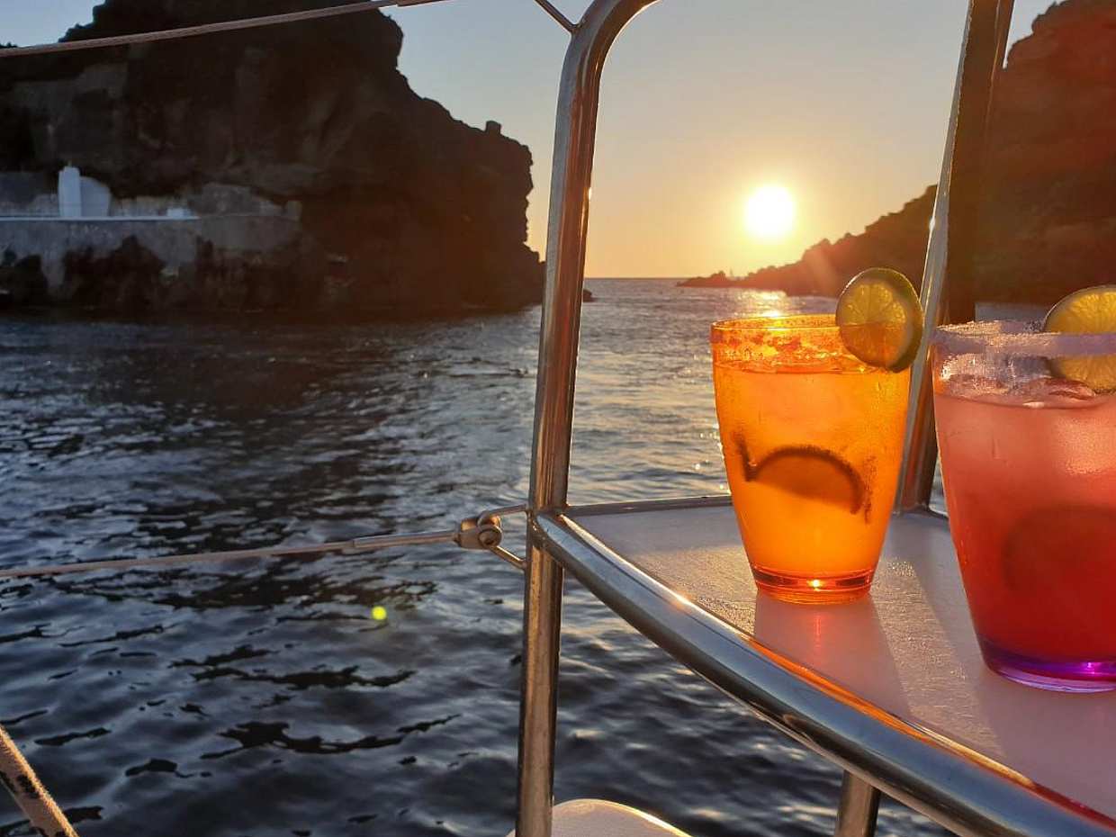 Luxury Sailing Catamaran Sunset Cruise with BBQ & Cocktails in Greece, Santorini, photo 2