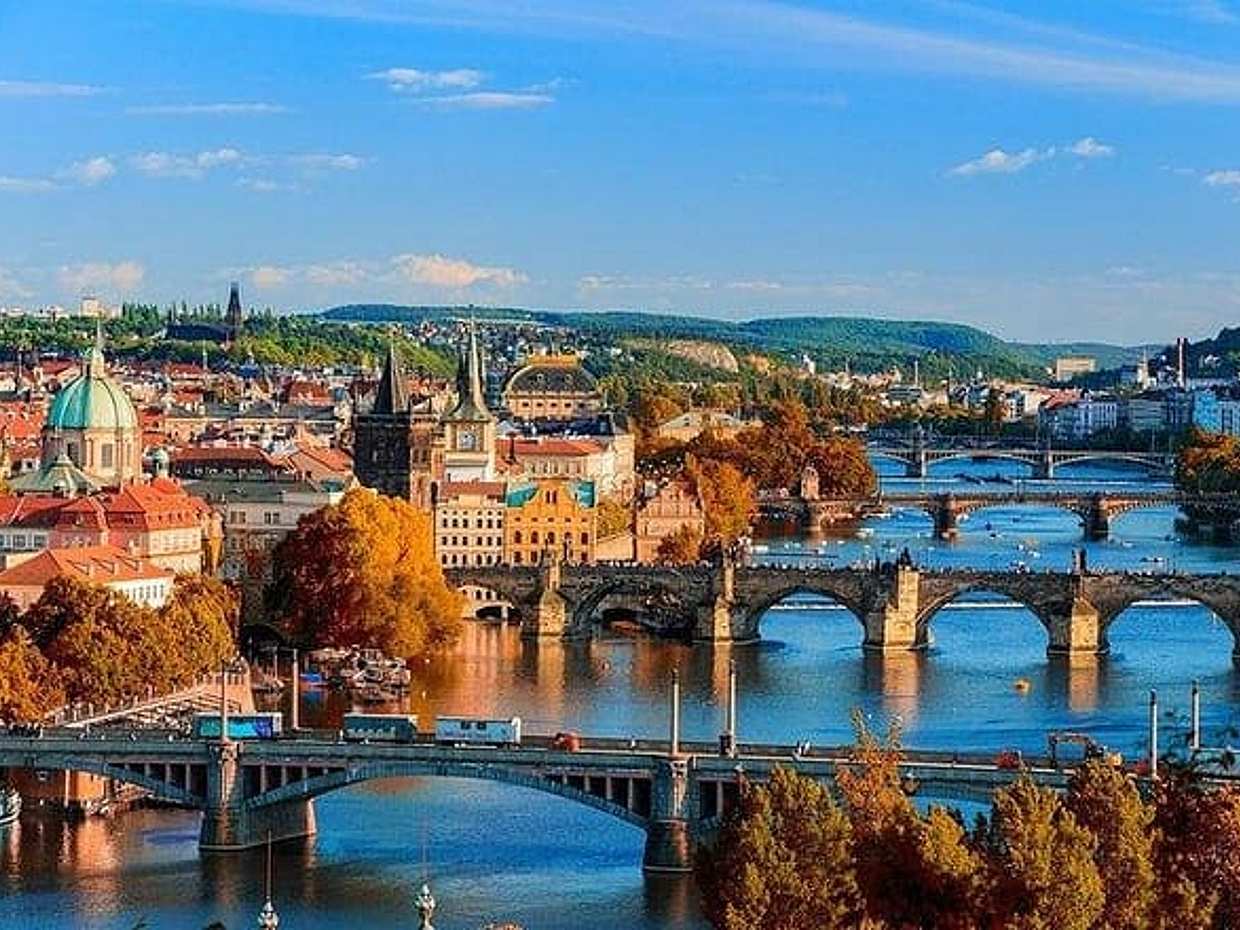Budapest to Prague Private transfer with 2 hour sightseeing stop, photo 2