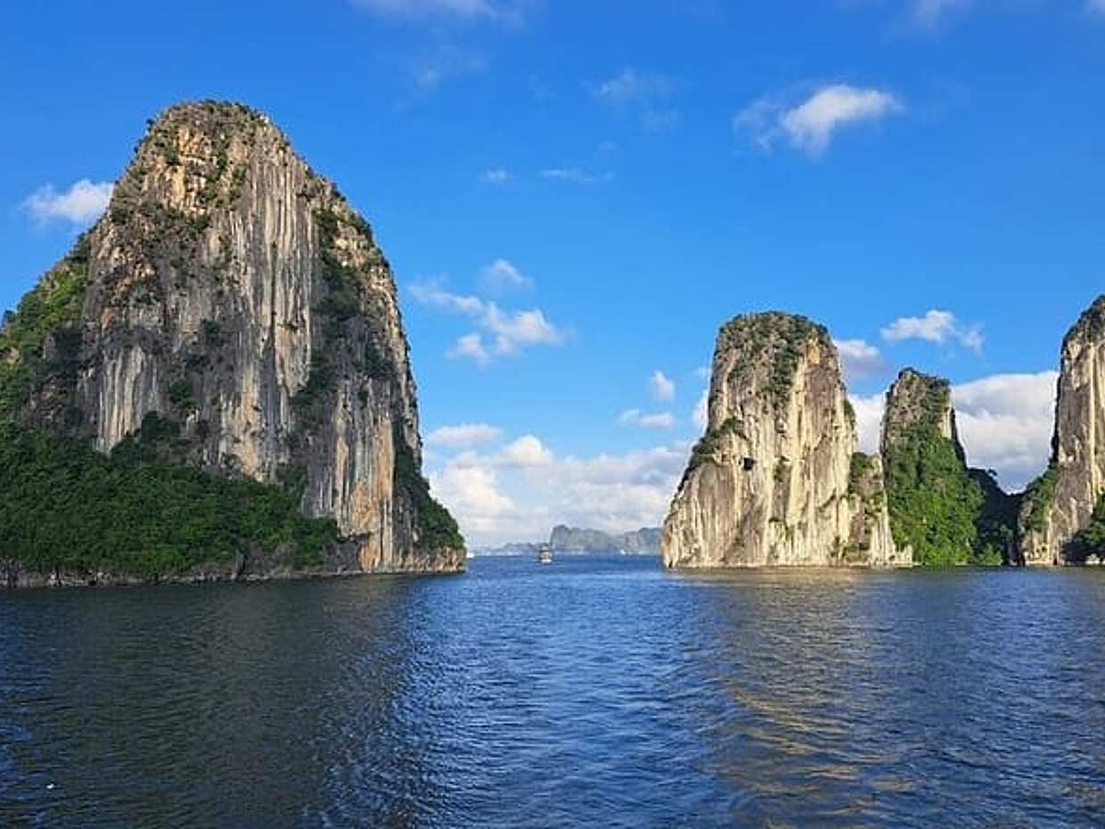 Private 4-Hour Boutique Cruise Through Stunning Halong Bay, photo 2