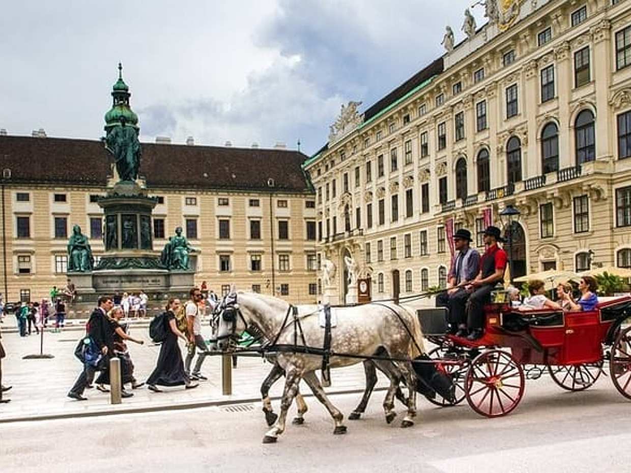 Private Transfer from Prague to Vienna with Stop in Cesky Krumlov, photo 2