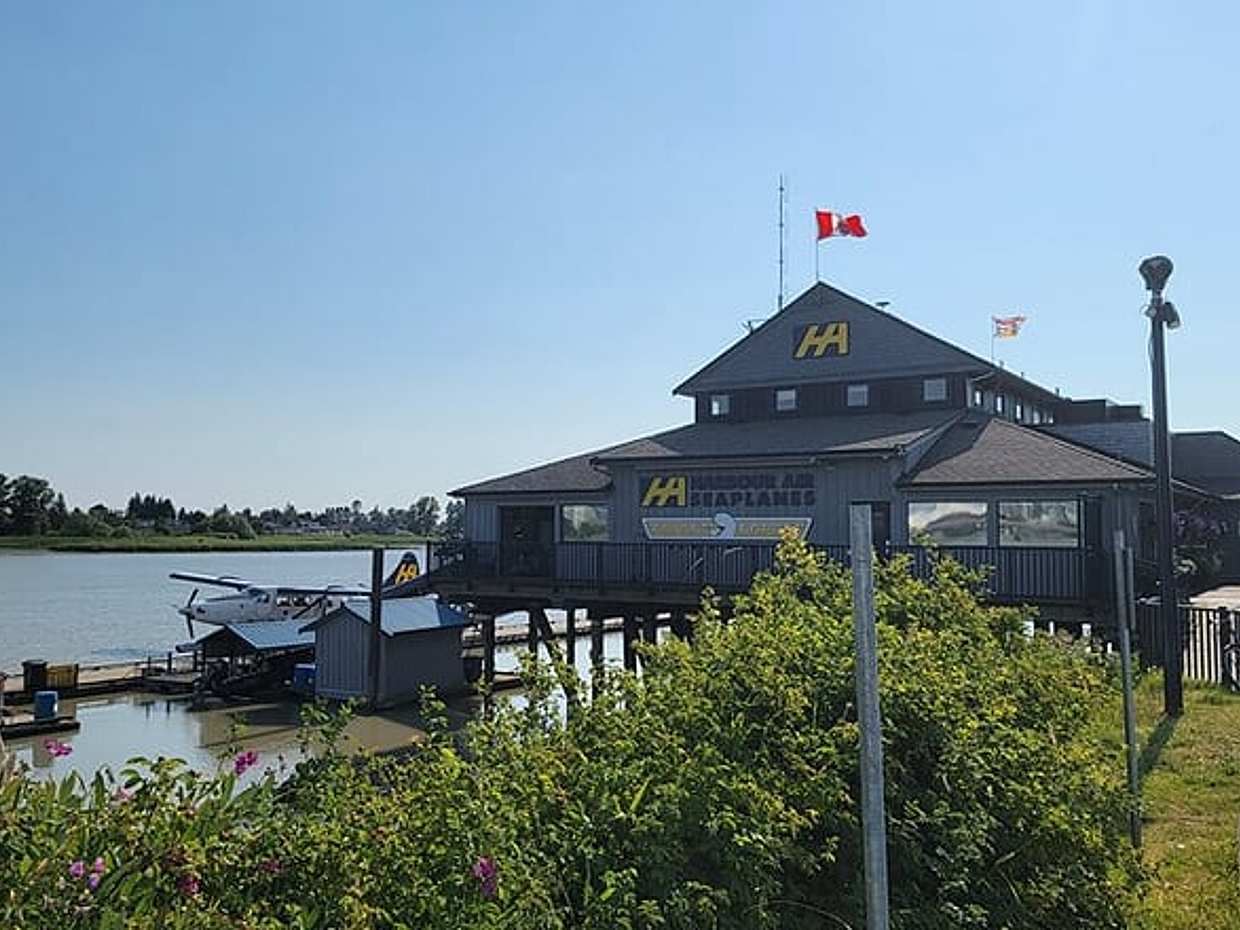 Float Plane Tour to Bowen Island with Dine-in, photo 4