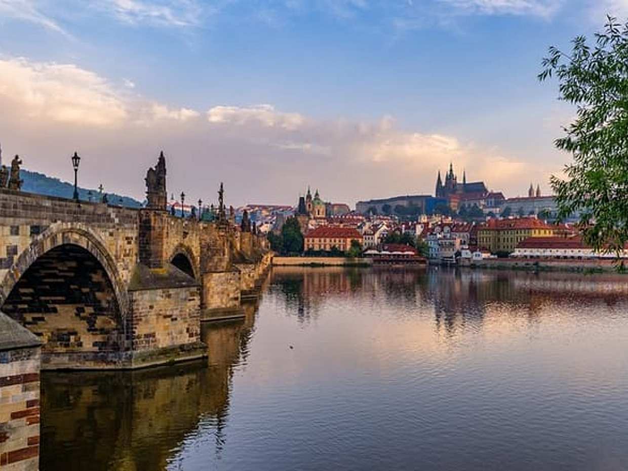 Private Transfer from Berlin to Prague with 2h of Sightseeing
