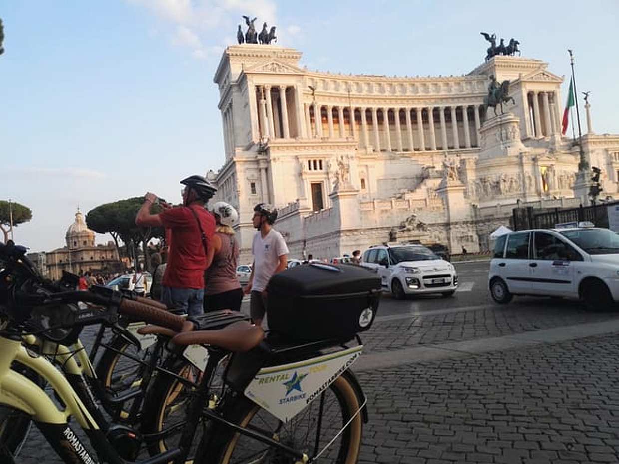 VIP Rome by Night Bike Tour with Panoramic Views and Iconic Evening Spots | Private, photo 5