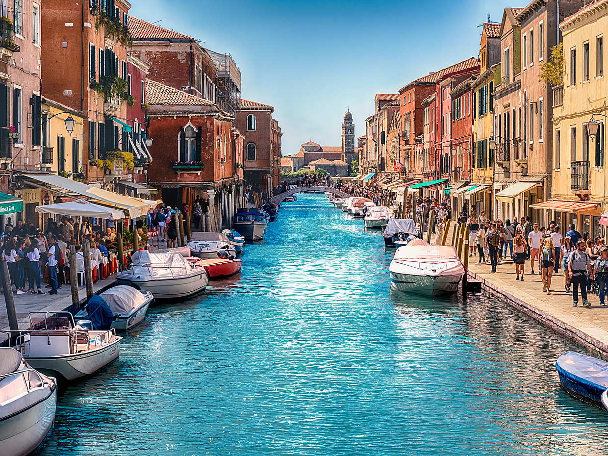 Visita a pie al taller de vidrio soplado de Murano en Italia, fábrica de soplado de vidrio.
, photo 2