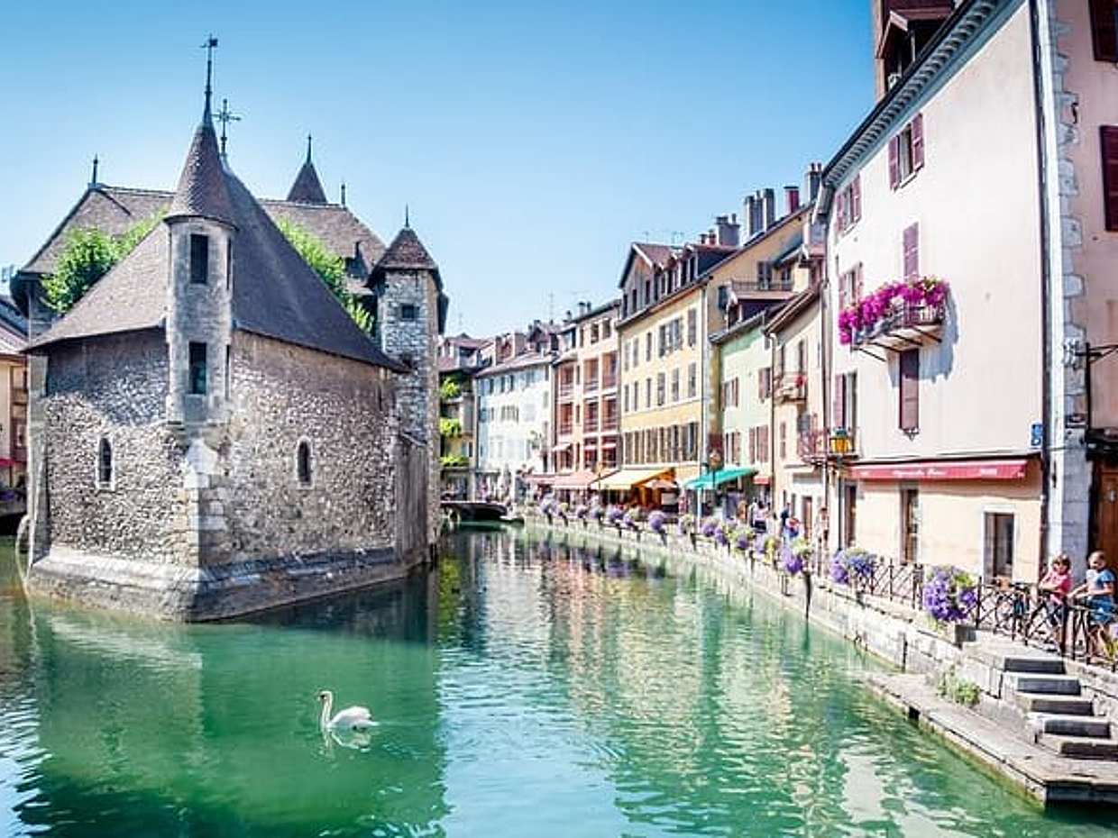 Prywatny transfer: Zurych do Lyonu, 2 godziny postoju na zwiedzanie w Annecy w Szwajcarii, Zurych