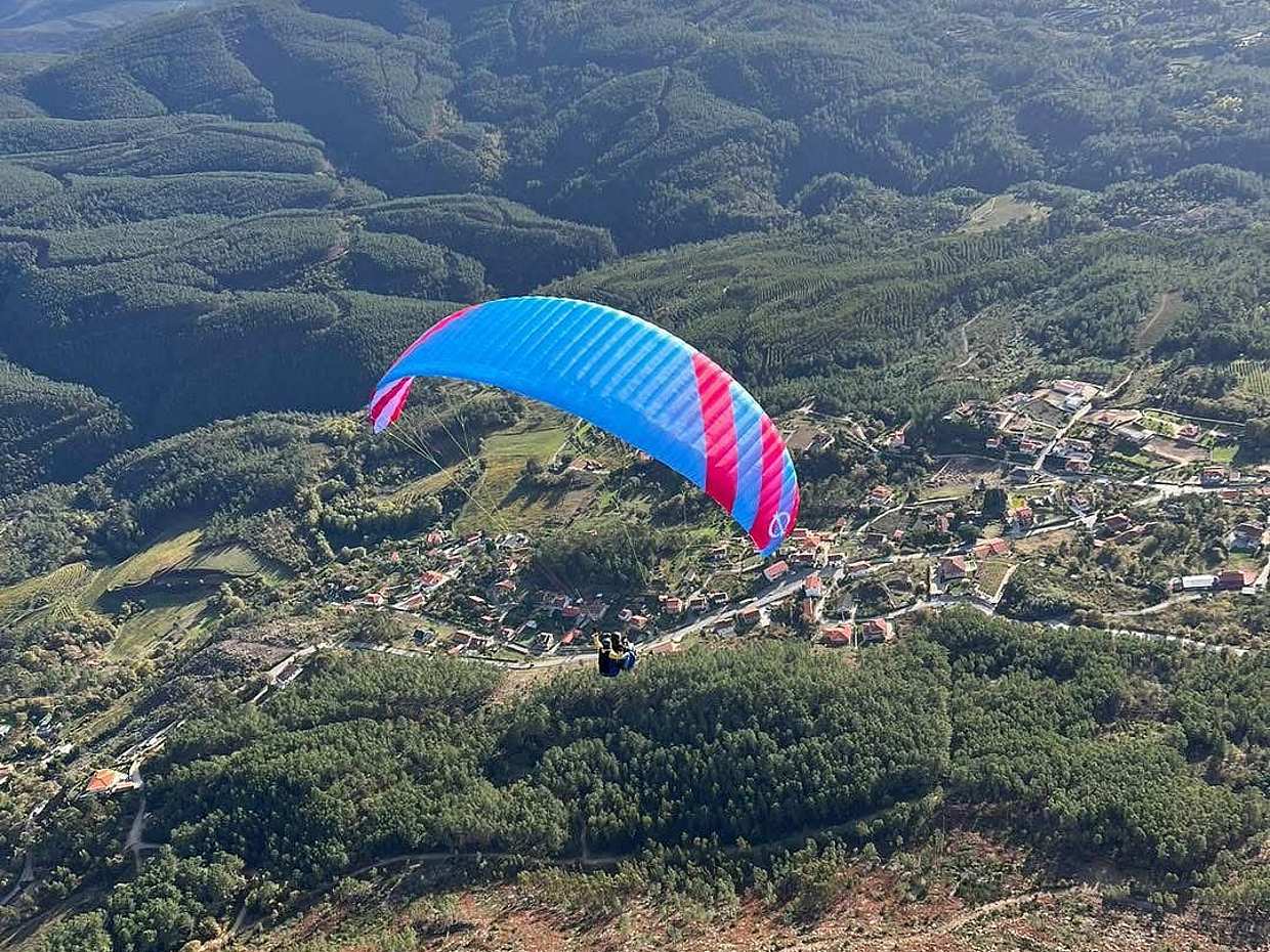 Tandemový paragliding v Braze v Portugalsku.
