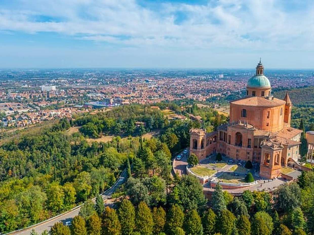 Private Transfer from Rome to Bologna with 2 Hours Sightseeing
