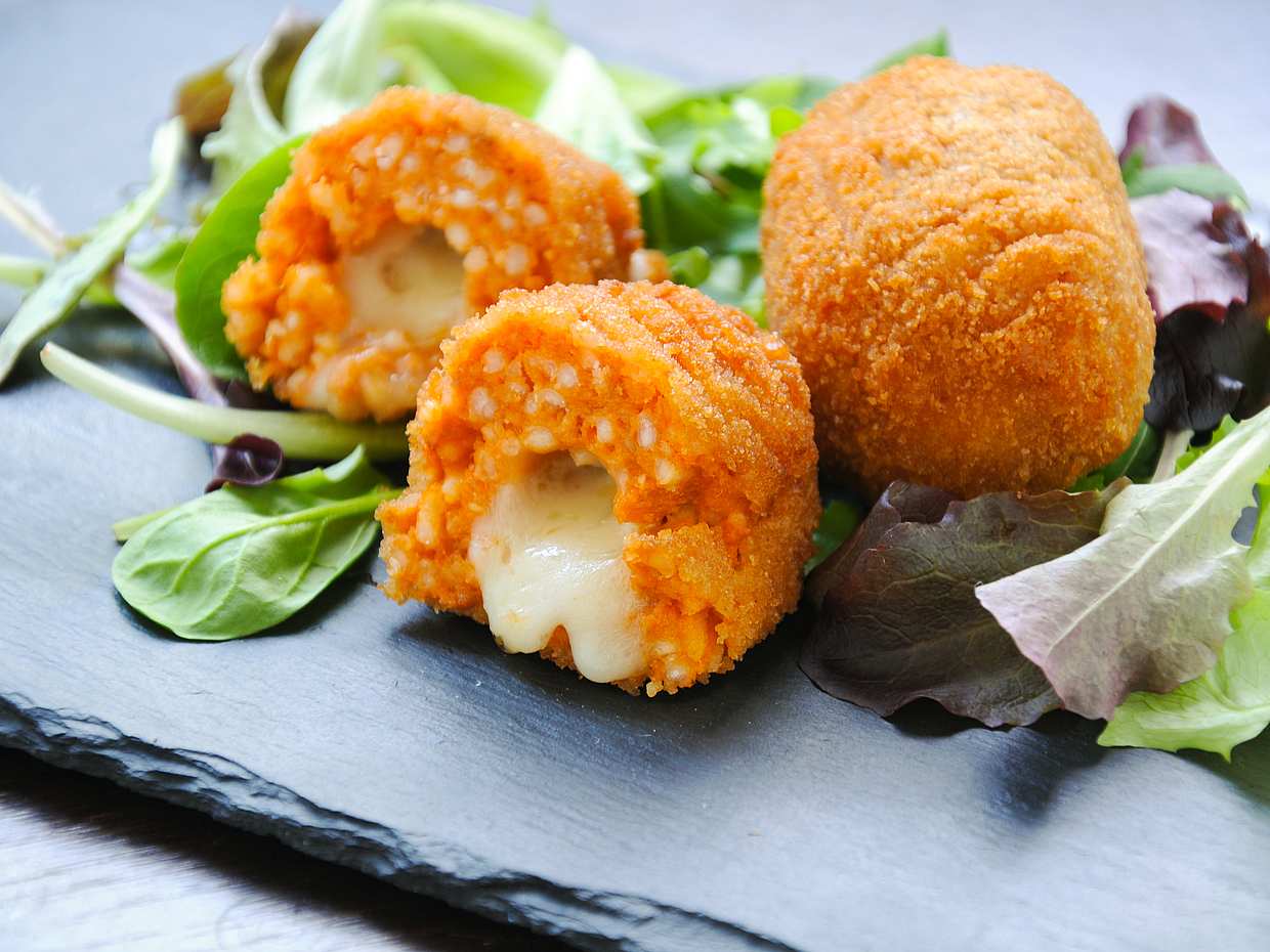 Experiencia Gastronómica Emiliana con un Local en Bolonia, Italia.
