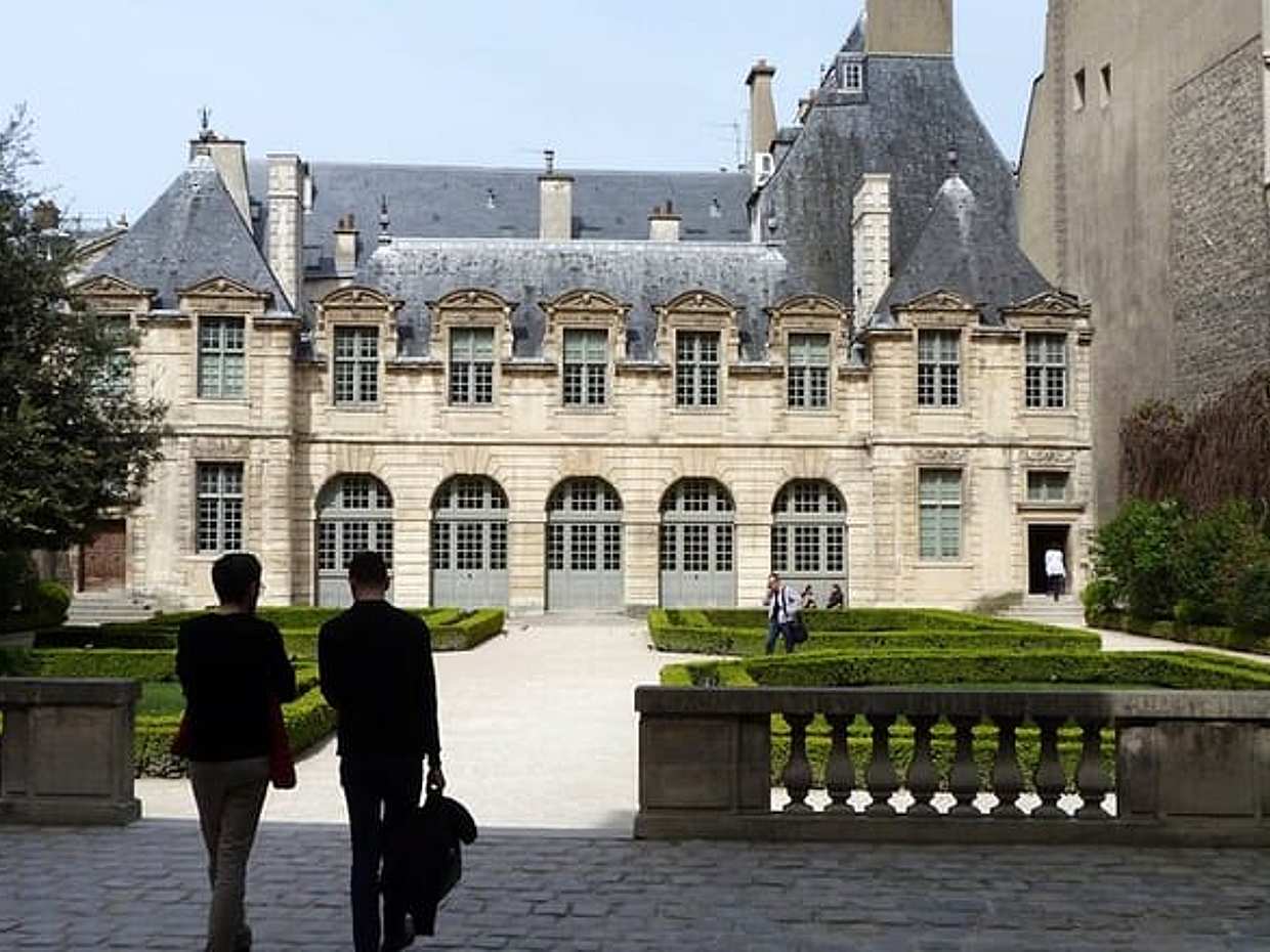 8-Hour Paris Tour with Montparnasse, Le Marais and Crazy Horse