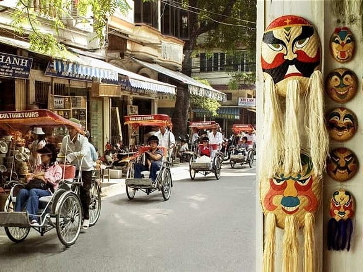 Small Group Hanoi Evening Tour with Cyclo and Water Puppet Show with Food, photo 3