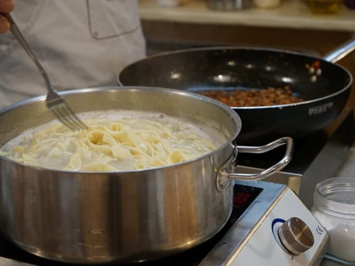 From Florence: Tuscan cooking class and San Lorenzo food market small group tour, photo 3