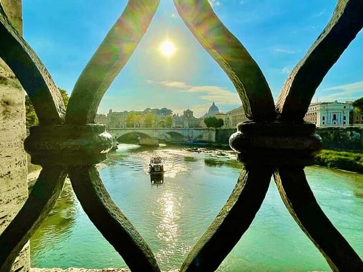 Rome Food Tasting with Wine Pairing and Tiber River Boat Ride