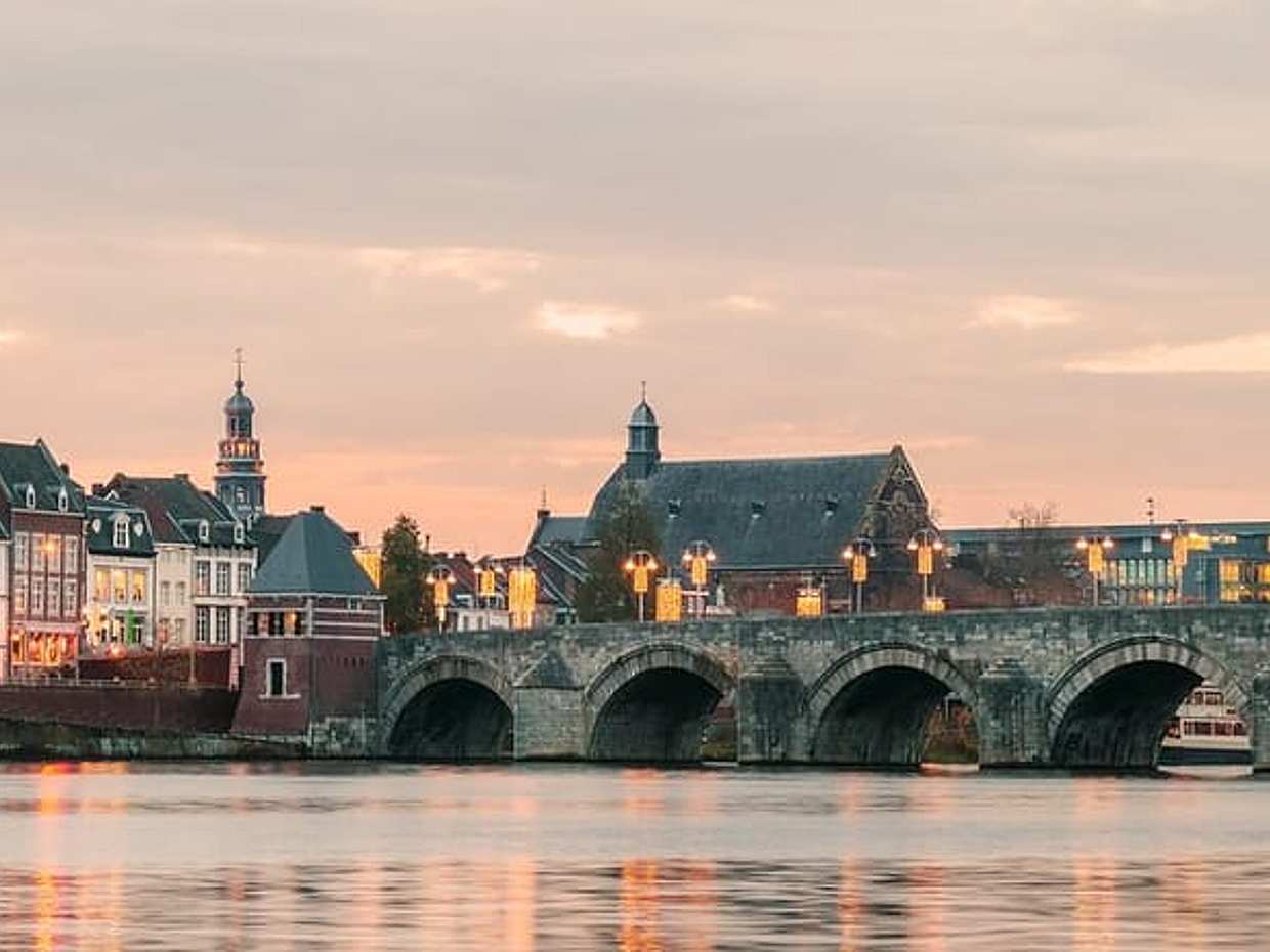 Privétransfer van Brugge naar Frankfurt, 2 uur stop in Maastricht in België.