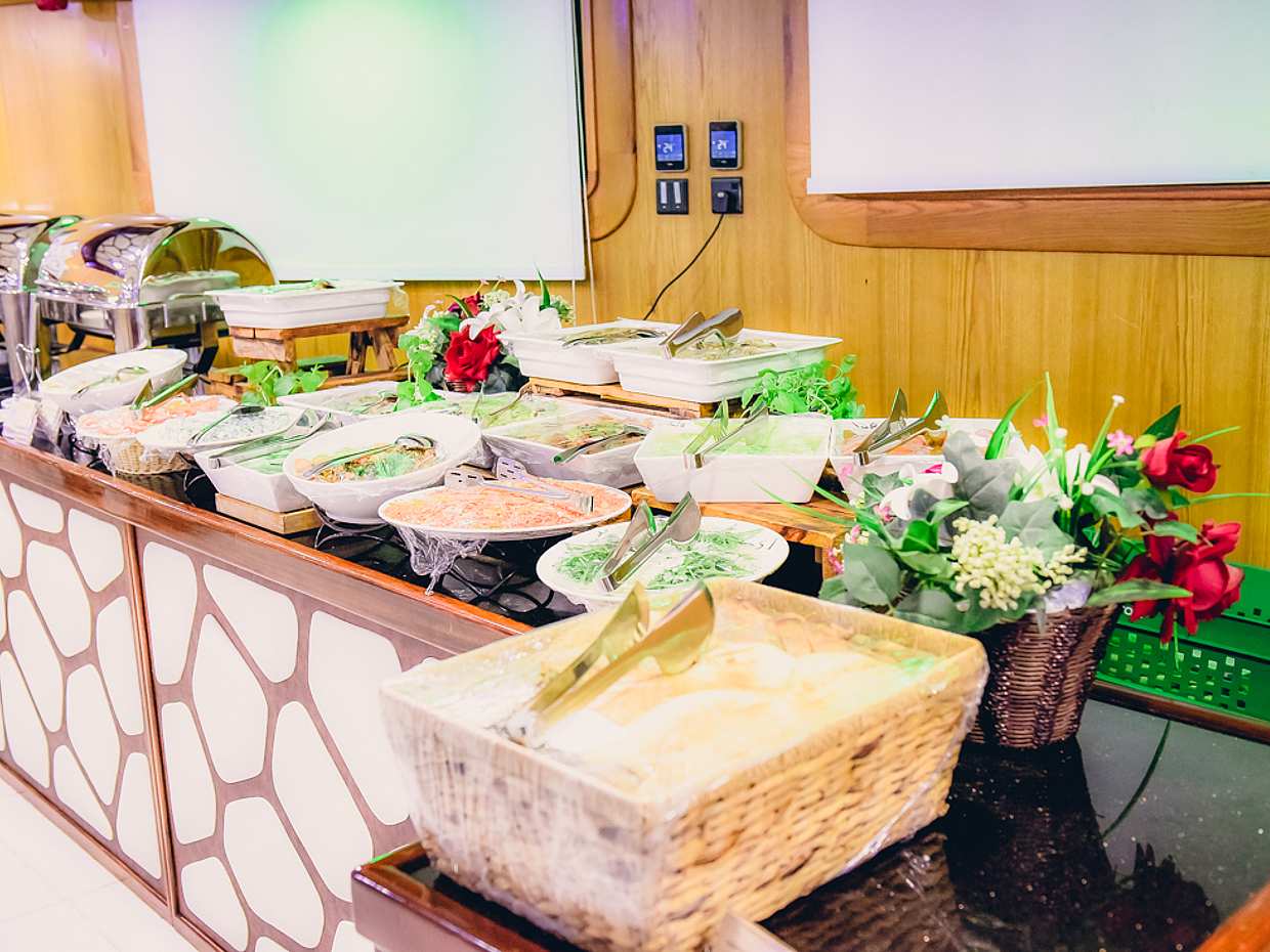 MegaYacht Dinner Cruise Standard Unlimited Drinks in United Arab Emirates, Dubai, photo 4