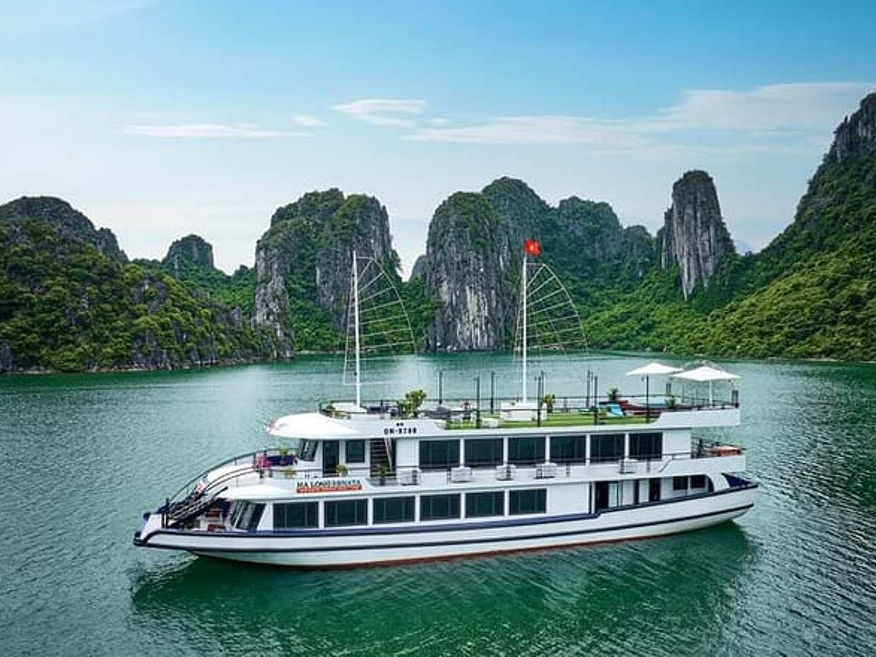 Halong Bay Day Cruise from Hanoi: Buffet, Jacuzzi & Scenic Views