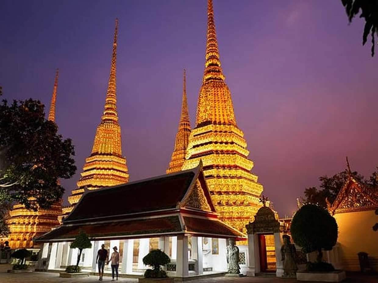 Bangkok Night Tour: Wat Arun, Wat Pho & Chinatown – Small Group