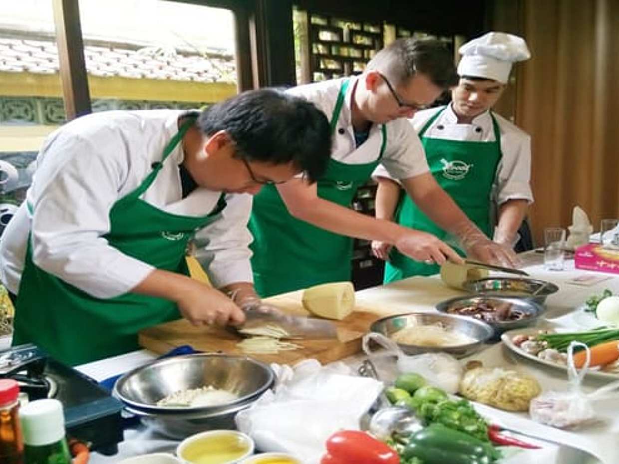 Hanoi Cooking Class in a Local Restaurant and Local Market Tour, photo 2