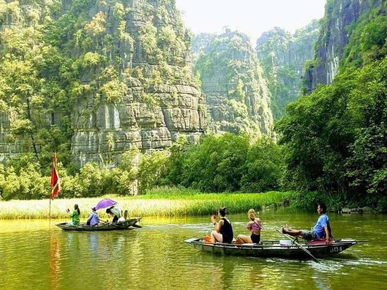 Ninh Binh Full-Day Tour: Hoa Lu, Tam Coc & Limousine from Hanoi in Vietnam, Hà Nội, photo 3