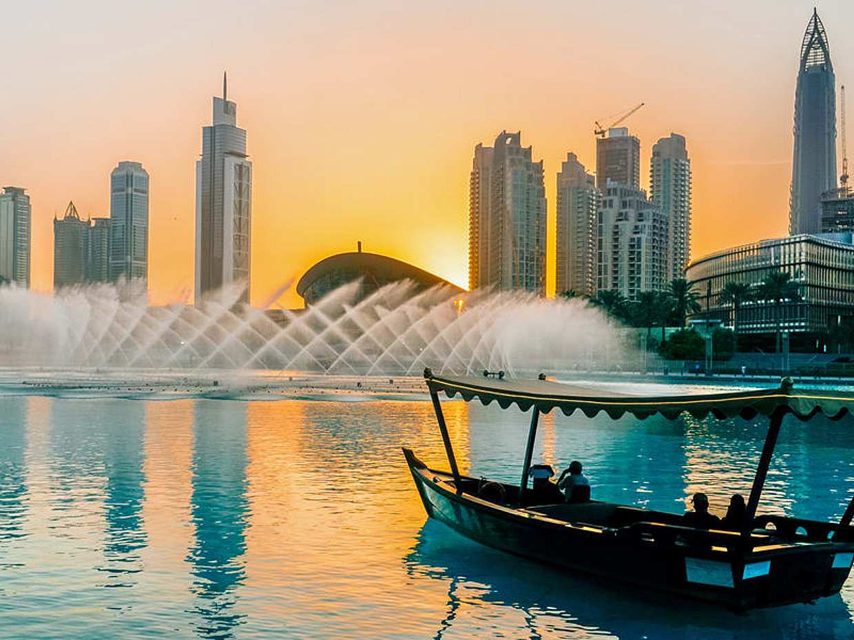 Dubai Mall winkelen, bezoek aan de 124e/125e verdieping van de Burj Khalifa & Musical Fountain Show met Lake Ride tour met privétransfers in de Verenigde Arabische Emiraten.

