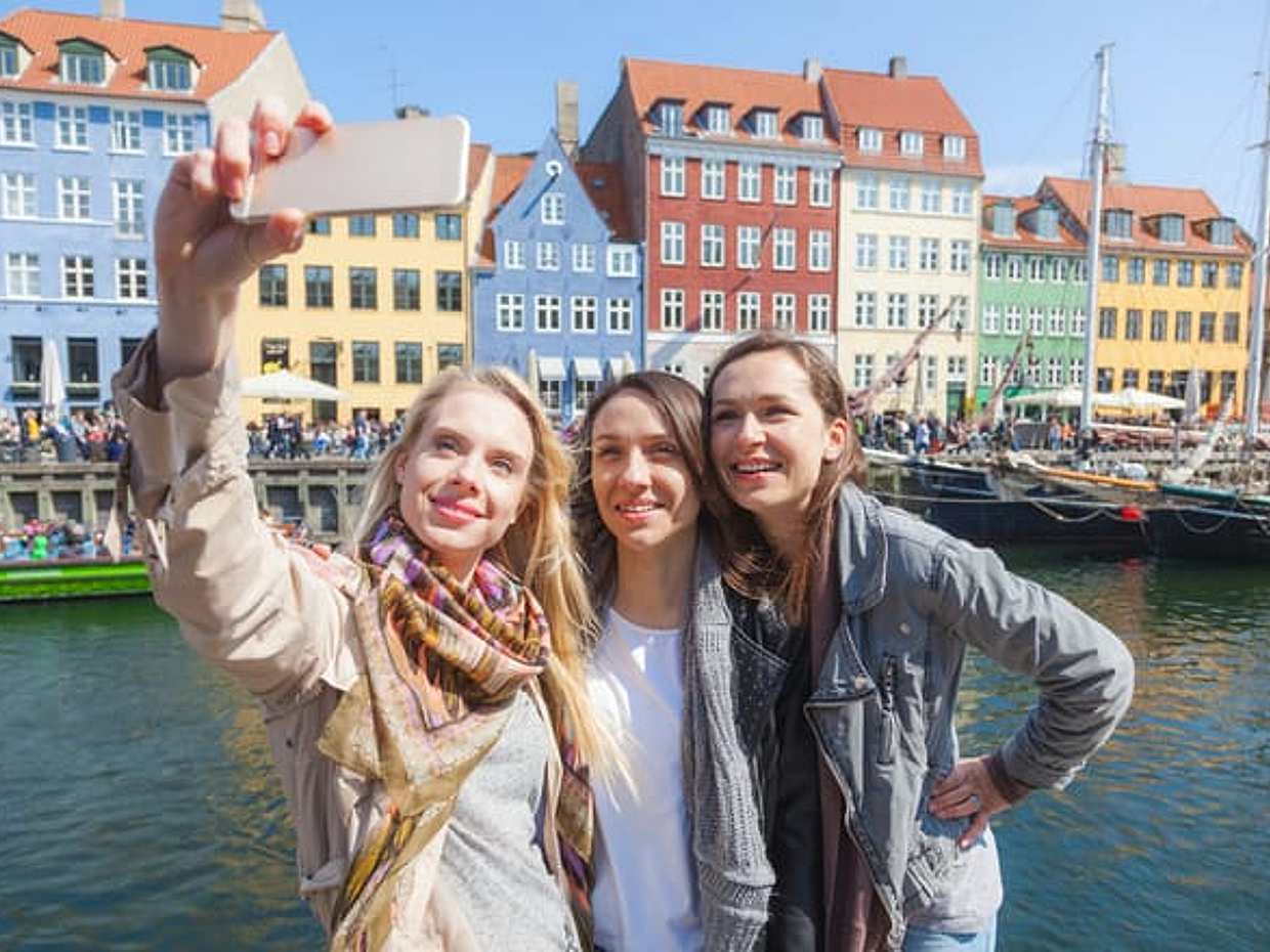 2 Hours : Copenhagen City Highlights Group Walking Tour - German