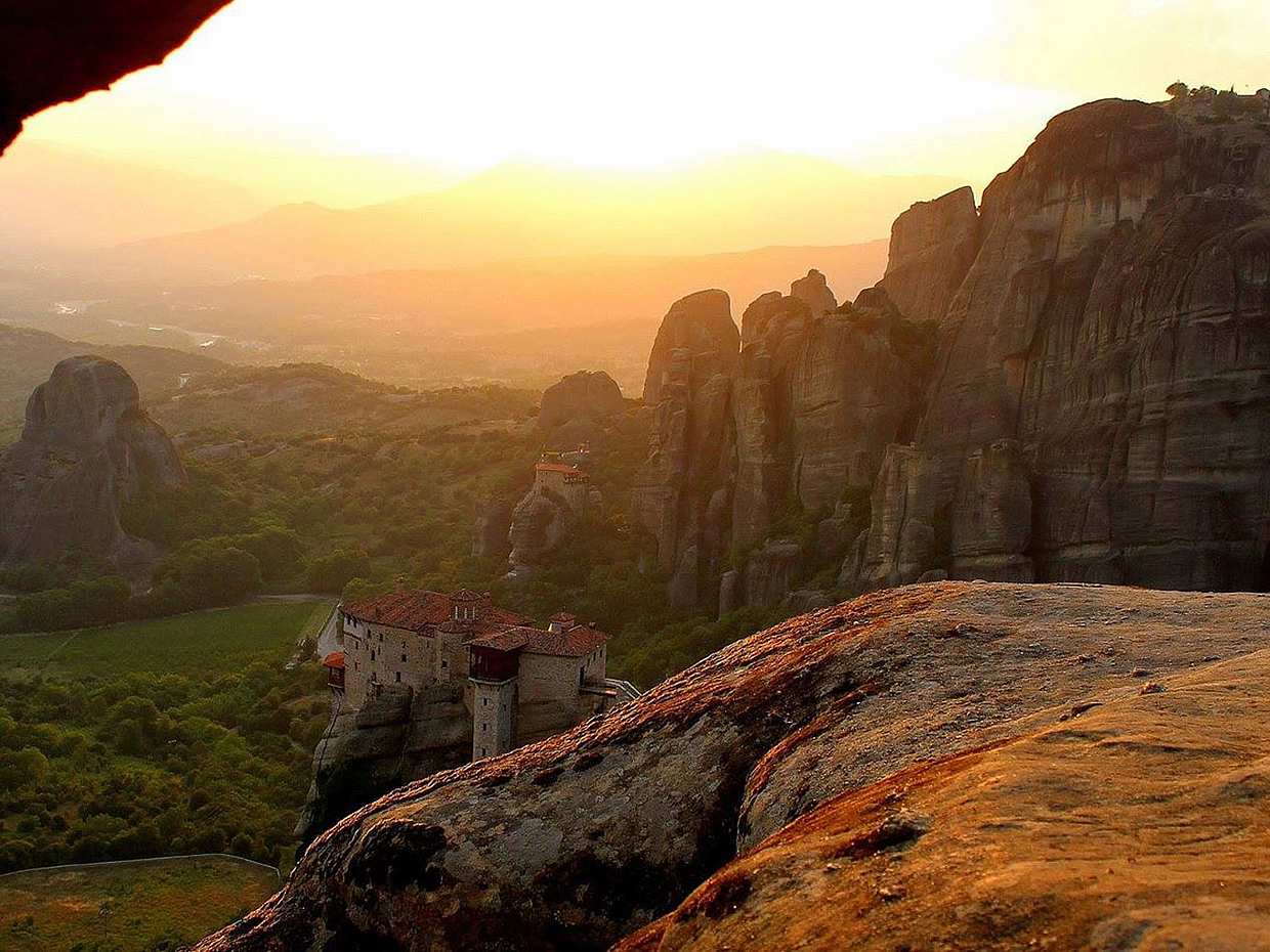 Majestueux coucher de soleil sur les rochers des Météores, Kastraki, lors de cette excursion en Grèce.
, photo 2
