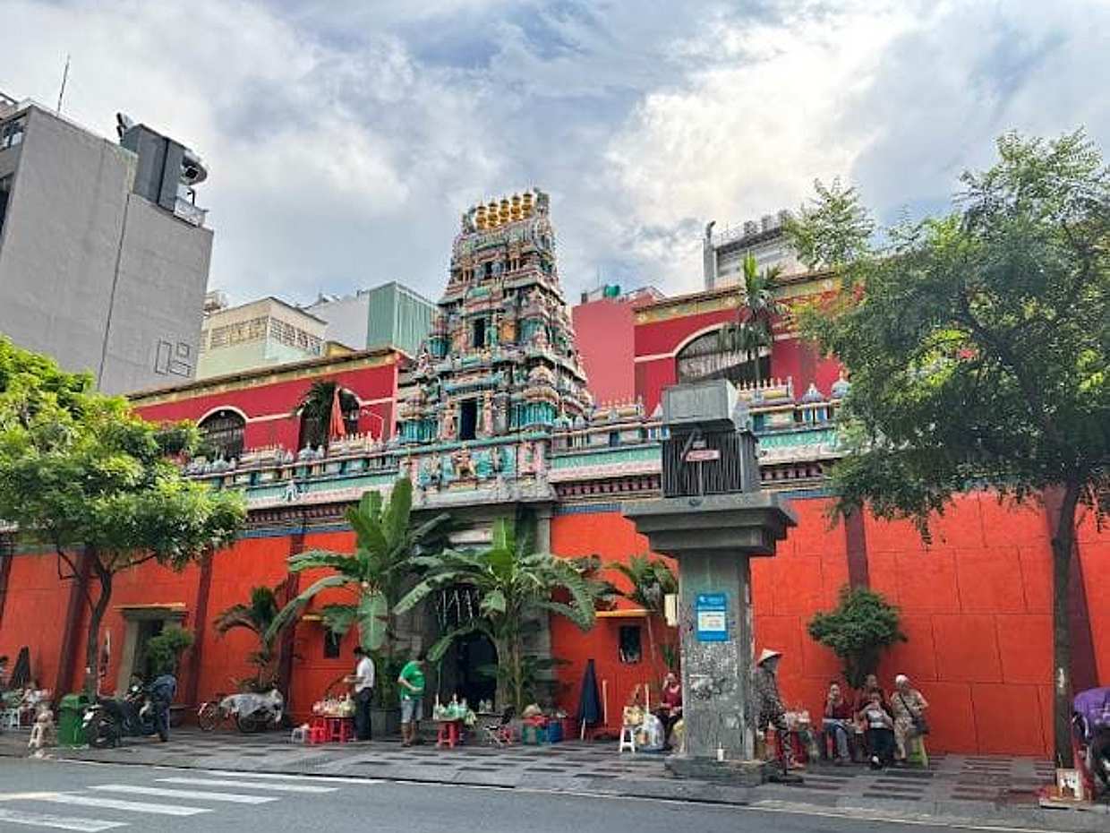 Saigon in Color: Pink Church, Sacred Temples & Mosque, photo 4