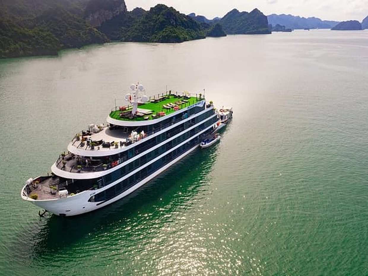 Hanoi: 2D1N Lan Ha Bay & Halong Bay Cruise with Balcony & Bathtub, photo 2