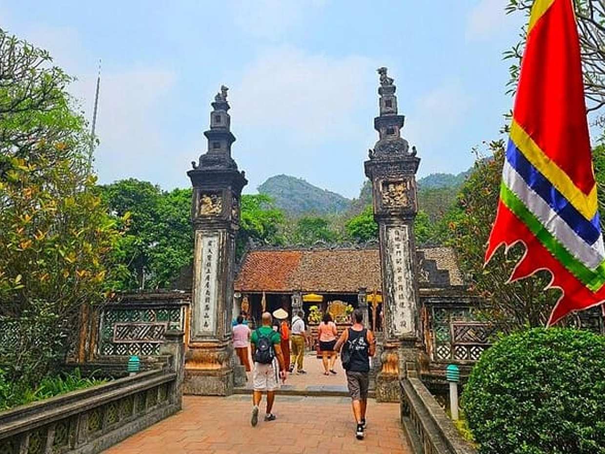 From Hanoi: Hoa Lu, Tam Coc, Mua Caves, Limousine, Buffet, Biking, photo 4