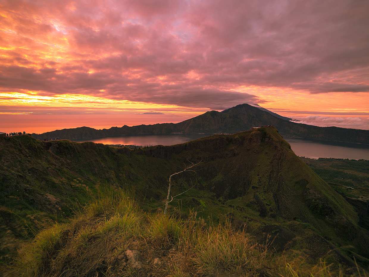 Batur Volcano Sunrise Trekking and Hot Spring Tour with Photographer