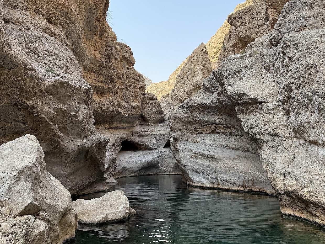 Z Maskatu: całodniowa wycieczka do Wadi Shab i Bimmah Sinkhole z odbiorem z hotelu w Omanie., photo 4