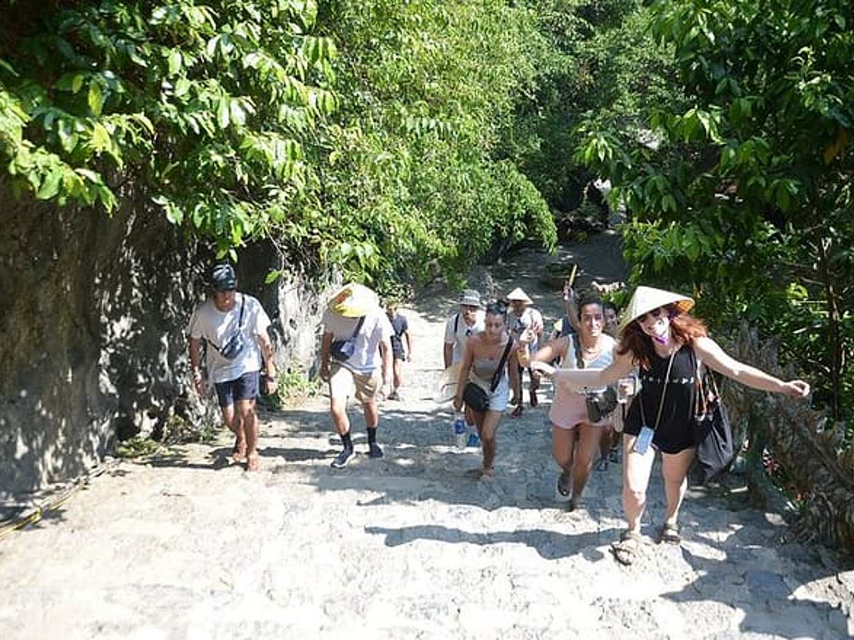 "Desde Ninh Binh: Tour de un día en grupo pequeño por Hoa Lu, Trang An, Hang Mua en Vietnam", photo 2