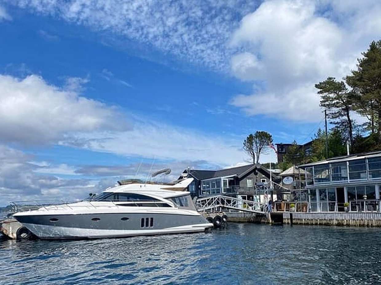 Private cruise to Cornelius seafood restaurant